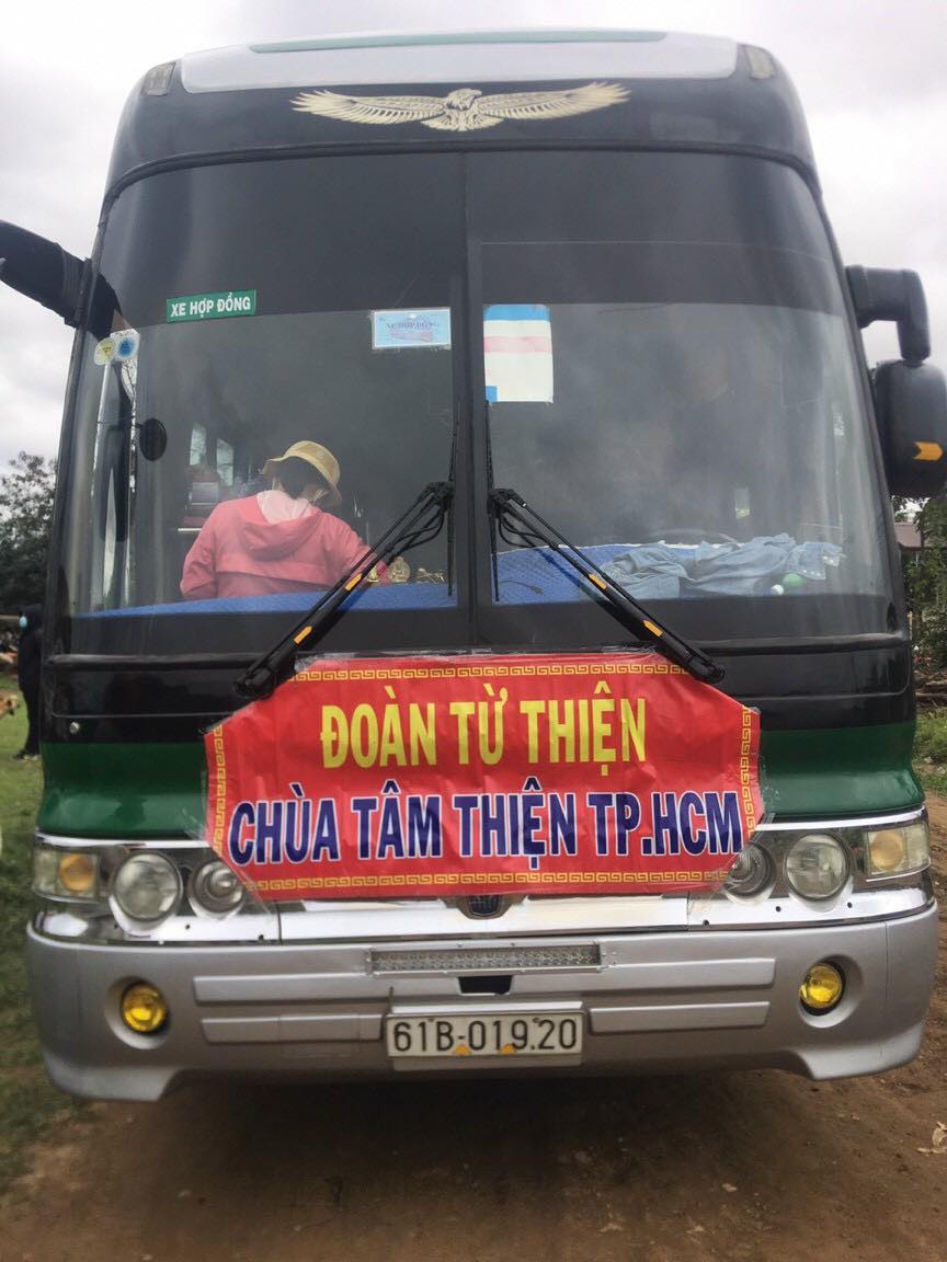 phát quà cho đak lak