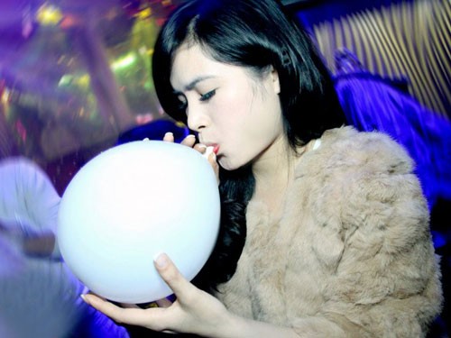Bóng cười là bóng được bơm khí N2O